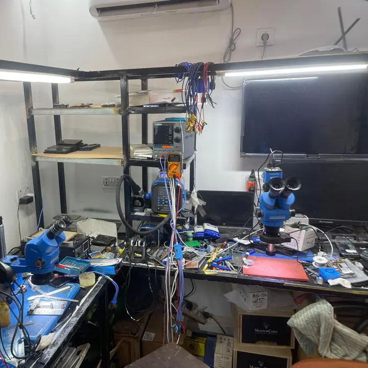 Poste de diagnostic de l'atelier KLM-TECH : deux microscopes, alimentation de laboratoire et multimètre