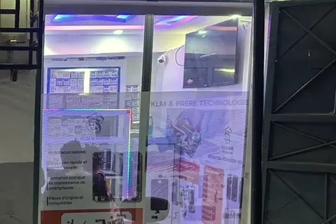 Vitrine de la boutique KLM-TECH a Kipe, Conakry, enseigne KLM & Frere Technologie