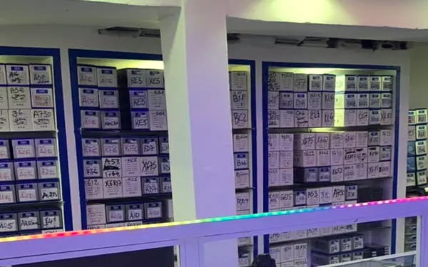 Mur de boîtes de pièces de rechange étiquetées par référence dans la boutique KLM-TECH