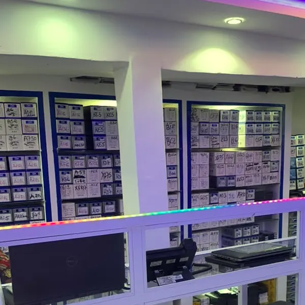Mur de boîtes de pièces de rechange étiquetées par référence dans la boutique KLM-TECH